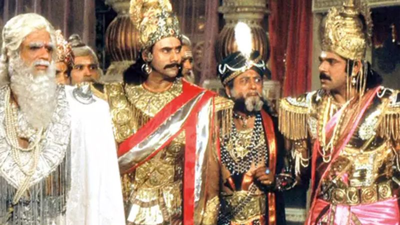 उन्होंने कर्ण का रोल निभाया, उनके लिए ये काफी है। पंकज कहते हैं कि वो अन्य किरदारों से भी पैसे कमा सकते हैं, लेकिन वो अपने फैन्स को कन्फ्यूज नहीं करना चाहतें। ये उनके फैन्स के साथ न्याय नहीं होगा। बता दें कि कुछ समय पहले टीवी पर जब महाभारत में कर्ण के किरदार का निधन हुआ था तो पंकज धीर सोशल मीडिया पर ट्रेंड भी करने लगे थे और कई सोशल मीडिया यूजर्स ने उन्हें महाभारत का सबसे बेहतरीन योद्धा भी माना था।