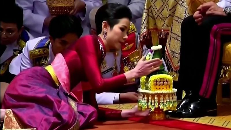 दरअसल, राजा थाईलैंड में होने वाले चक्र डे में भाग लेने गए थे। उन्होंने इस ट्रिप में थाईलैंड के पीएम से मुलाकात की और सेना के प्रमुख से भी मिले। थाईलैंड के राजा अपनी अयाशियों के लिए पहले से बदनाम हैं। उन्हें किंग रामा एक्स के नाम से भी जाना जाता है।