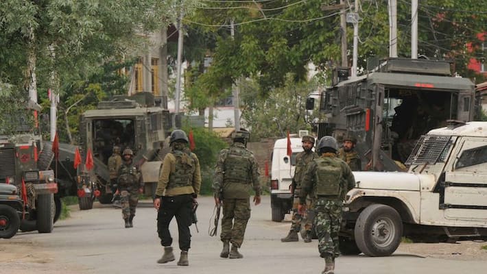 IED loaded car seized by army and crpf in pulwama of jammu and kashmir KPS IED loaded car seized by army and crpf in pulwama of jammu and kashmir KPS