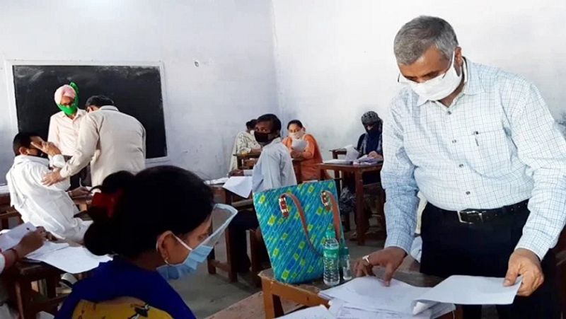 90 फीसदी मूल्यांकन पूरा होने के साथ ही छात्रों के विषयवार नंबरों को उनके अंकपत्र पर चढ़ाने का काम भी चल रहा है। उम्मीद ही इसी हफ्ते मूल्यांकन पूरा हो जाएगा। 