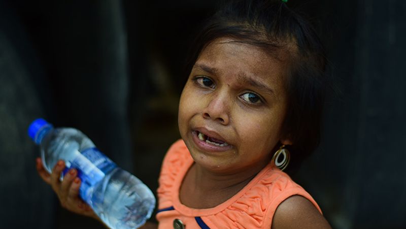 यह तस्वीर मुंबई की है। घर वापसी के दौरान स्टेशन पर घबराकर यूं रो पड़ी बच्ची।