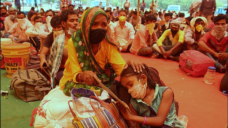 यह तस्वीर गुरुग्राम है। उदास दादी के पास लगेज पर सो रही उसकी पोती। ये लोग घर वापसी के लिए निकले थे।
