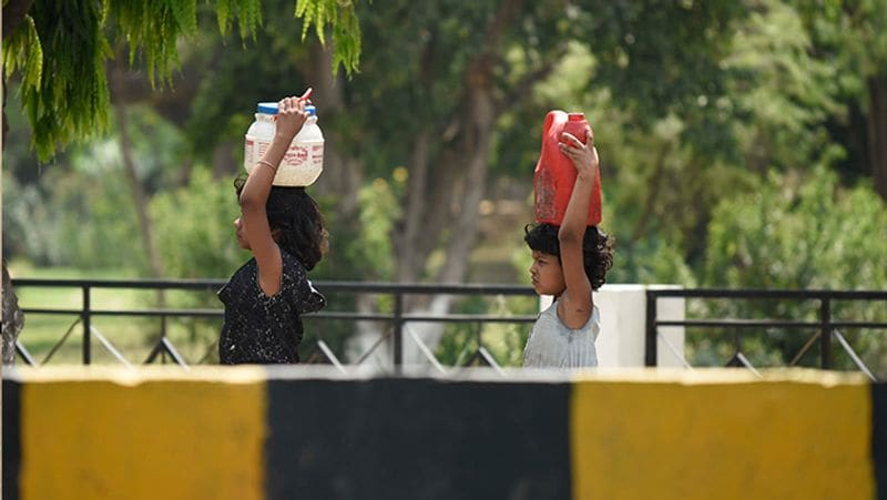यह तस्वीर गुरुग्राम की है। लॉकडाउन के दौरानी पानी की किल्लत। बच्चियों को पानी भरने निकलना पड़ रहा है।
