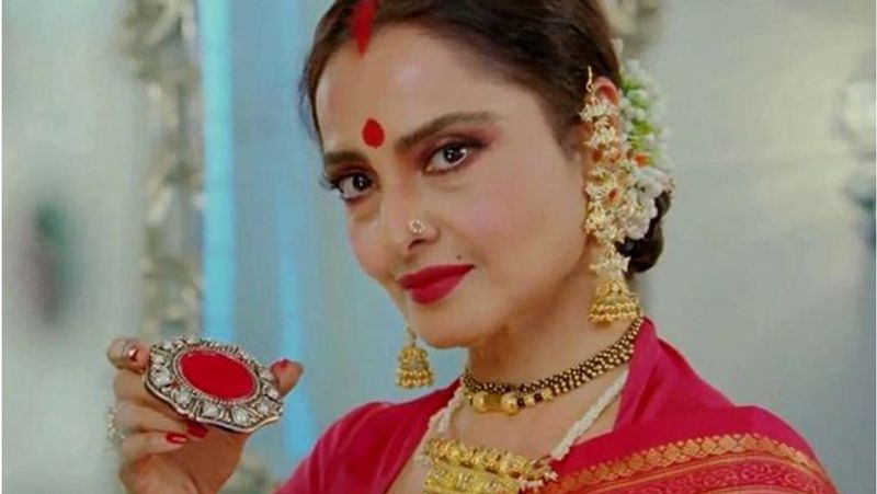 ১৯৮৪ সালে 'জামিন আসমান' ছবিতে রেখা এবং সঞ্জয় দত্ত একসঙ্গে অভিনয় করেছিল। তারপরই তাদের ভুয়ো বিয়ের খবর সঞ্জয় দত্ত অস্বীকার করেছিলেন।