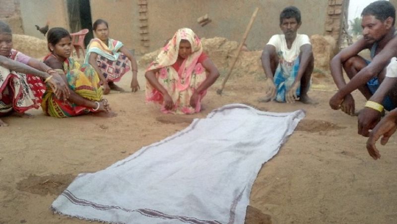 मृतक कुछ महीने पहले अपने छोटे भाई विनोद उरांव के साथ रोजी रोटी कमाने नेपाल गया था। जहां वह नेपाल के परासी जिले में ईंट-भटटे में काम करने लगा था। पांच दिन पहले अचानक उसकी तबीयत बिगड़ गई, जहां उसका छोटा भाई उसे अस्पताल लेकर गया, लेकिन वह नहीं बचा सका। लॉकडाउन के चलते वह अपने बड़े भाई का शव गांव नहीं ला पाया तो उसने नेपाल में ही दाह-संस्कार कर दिया।
