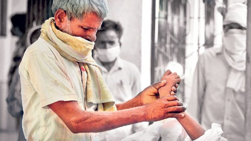 यह तस्वीर झारखंड की राजधानी रांची से बुधवार के दिन सामने आई है। जहां श्रमिक स्पेशल ट्रेन से घर जाने के लिए निकले 19 साल का युवक की मौत हो गई। बेबस पिता रोते हुए बोला-कल ही तो बेटे ने फोन कर कहा था-ट्रेन में बैठ गया हूं जल्दी घर पहुंच जाऊंगा। लेकिन, वह इस तरह अपने घर आएगा ऐसा नहीं सोचा था।