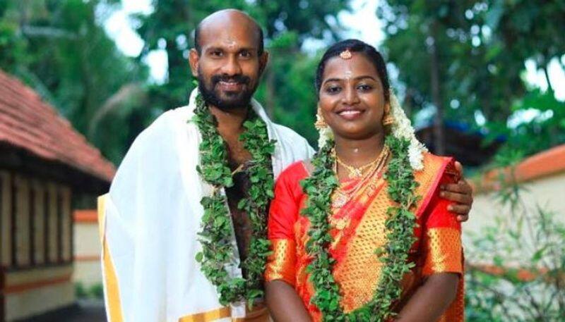 actor gokul get married  in temple very simple