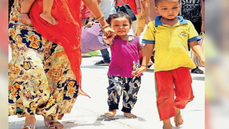 बेबसी की यह तस्वीर राजस्थान के सिरोही की है, जहां मासूम बच्चे 45 ड्रिग्री तापमान में नंगे पर पैदल चल रहे हैं। घर जाने की जिद में तीखी धूप भी उनको सुकून दे रही है।