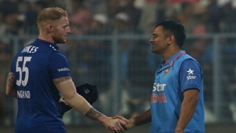 ड्रेसिंग रूम में क्या हुई चर्चा
स्टोक्स ने कहा कि इंग्लैंड की टीम की ड्रेसिंग रूम में हुई चर्चा में यह बात सामने आई कि धोनी शायद मैच को आखिरी ओवरों तक ले जाना चाहते थे। वे इस मैच में 31 गेंद पर 42 रन बना कर नाबाद रहे, लेकिन ज्यादातर रन आखिरी ओवरों में तब आए जब मैच भारत के हाथ से निकल चुका था। स्टोक्स ने कहा कि कोहली ने सीमा रेखा के छोटा होने की बात कही थी, जो उन्हें अजीब लगी थी।
