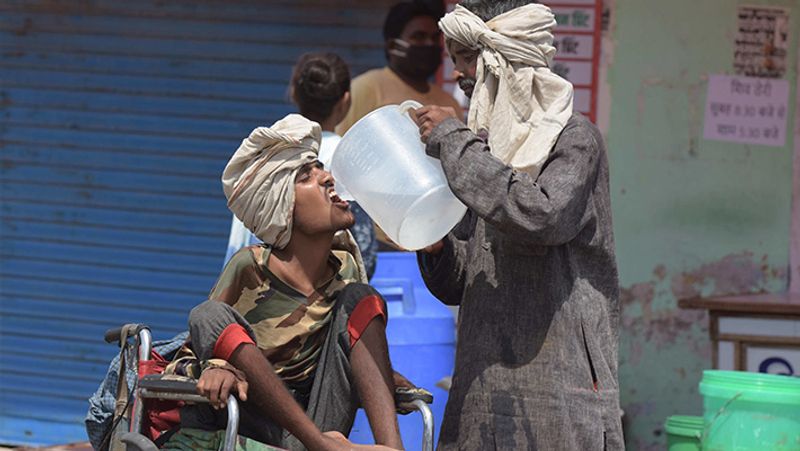 यह तस्वीर यूपी के प्रयागराज की है। जो चलने में अक्षम हैं, उन्हें भी ऐसे घर जाना पड़ रहा है।