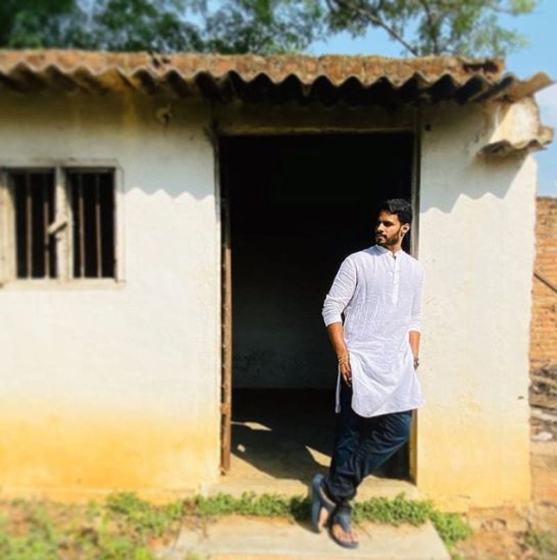 ಬಿಡದಿ ತೋಟದ ಮನೆಯ ಆವರಣದಲ್ಲಿ ಇಬ್ಬರು ಕಳೆದ ಸುಂದರ ಕ್ಷಣಗಳು.