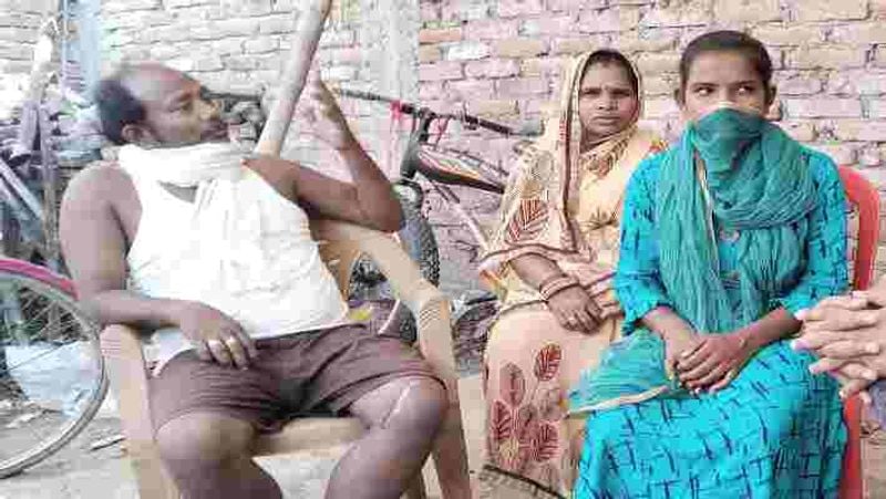 ज्योति के पिता मोहन पासवान ने बताते हैं कि आज बेटी की वजह से उन्हें सब लोग जानने लगे। हम इतनी गरीबी में जी रहे थे, मगर बेटी की वजह से लोग हमारी मदद के लिए आगे आए। बेटी अभी बोर्ड की परीक्षा देगी। उसे और आगे पढ़ाऊंगा।
(फाइल फोटो)