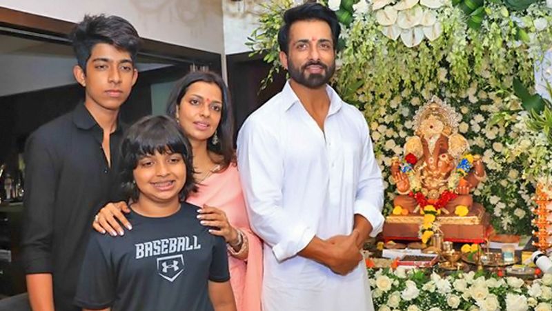 సోనూసూద్ కి ఒక్క అవలక్షణం కూడా లేదు. మందు ముక్క సిగరెట్ ఏవీ అలవాటు లేవు. ఫిట్ నెస్ పై ప్రత్యేక శ్రద్ధ కనబరుస్తారు. మూగజీవాలపై ప్రేమ ఎక్కువ. దేవుడిపై కూడా భక్తి ఎక్కువ. ప్రత్యేకించి వినాయకుడంటే అధికమైన ఇష్టం.
