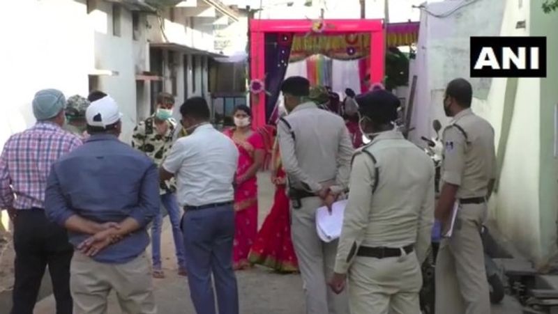मेडिकल टीम और पुलिस टीम ने मौके पर पहुंचकर फौरन मोर्चा संभाल लिया। पूरे इलाके को बैरिकेड्स कर सील कर दिया है। इसके बाद क्षेत्र को कंटेनमेंट जोन घोषित कर दिया गया। 