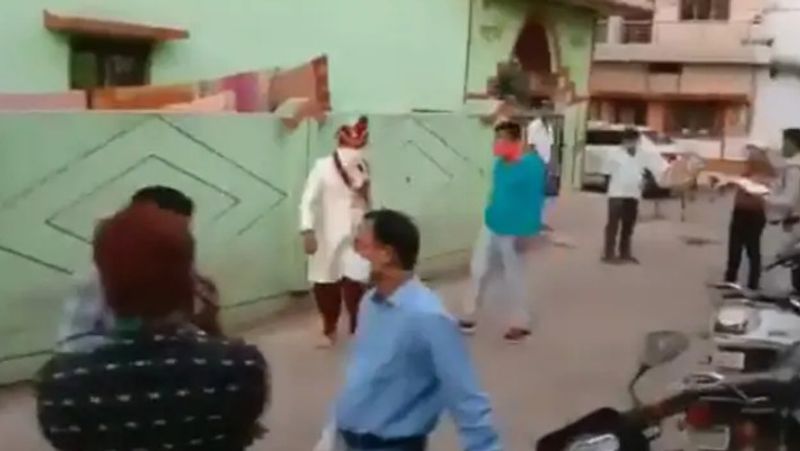  शादी के सात फेरे भी प्रशासन ने जैसे-तैसे अपनी मौजूदगी में पूरे करवाए। दूल्हा-दुल्हन और पंडित को एक मीटर की दूरी से बिठाया गया। तब जाकर शादी की बाकी की रस्में पूरी हुईं। बता दें कि दुल्हन का जीजा सीआईएसएफ में कार्यरत है, वह दिल्ली से शादी में समारोह में शामिल होने आया था।