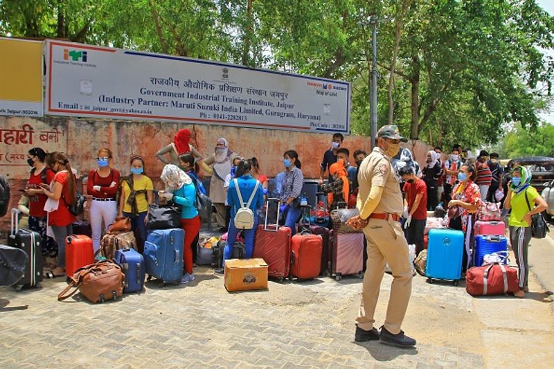 രാജ്യതലസ്ഥാനമായ ദില്ലിയിലാകട്ടെ 15,257 പേര്ക്ക് രോഗബാധ റിപ്പോര്ട്ട് ചെയ്തപ്പോള് 303 പേര് മരിച്ചതായാണ് സര്ക്കാര് രേഖകള്.