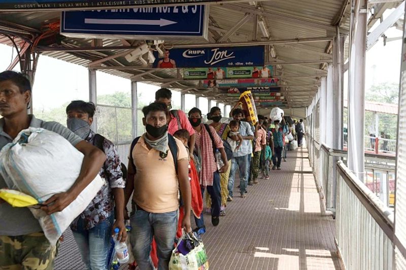 കൊവിഡ് 19 വൈറസ് ബാധിച്ച് പ്രതിരോധ ശേഷി നഷ്ടപ്പെട്ട്, നിലവില് ഉണ്ടായിരുന്ന രോഗം മൂര്ച്ചിച്ചാണ് രോഗികള് ഭൂരിപക്ഷവും മരിക്കുന്നത്. എന്നാല് ഇങ്ങനെ മരിക്കുന്ന രോഗികളെ കൊവിഡ് കേസുകളിലല്ല പലപ്പോഴും സംസ്ഥാനങ്ങള് ഉള്പ്പെടത്തുന്നതെന്നും ആരോപണമുയരുന്നു.