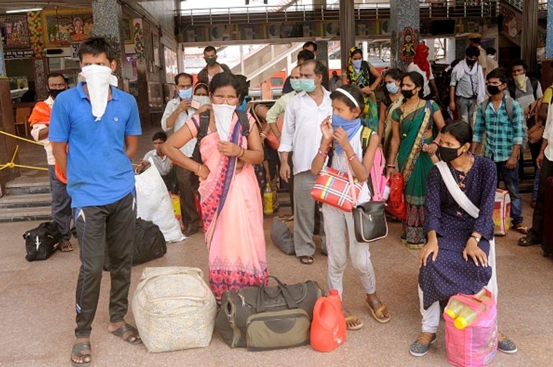 ഇതിനിടെ കേന്ദ്രസര്ക്കാര് തൊഴിലാളികളെ അവരവരുടെ സംസ്ഥാനങ്ങളിലേക്ക് എത്തിക്കാനായി ആരംഭിച്ച ശ്രമിക് ട്രെയിനുകളില് വന്നെത്തുന്നവര്ക്ക് കൃത്യമായ പരിശോധകള് നടക്കുന്നില്ലെന്നും ഇവര് എത്തി ചേരുന്ന ഇന്ത്യന് ഗ്രാമങ്ങളില് കൊവിഡ് പരിശോധനയ്ക്ക് ആവശ്യമായ ഉപകരണങ്ങളോ ആശുപത്രികളോ പോലുമില്ലാത്തതും കാര്യങ്ങളെ ഏറെ സങ്കീര്ണ്ണമാക്കുന്നു.