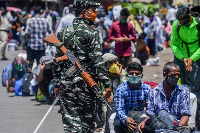 രോഗവ്യാപനം തീവ്രമാകുമ്പോള് കേന്ദ്ര സര്ക്കാര് ഇരുട്ടില് തപ്പുന്നുവെന്ന ആക്ഷേപം ശക്തമായ പശ്ചാത്തലത്തിലാണ് കഴിഞ്ഞ കുറെ ദിവസങ്ങളായി മാധ്യമങ്ങള്ക്ക് മുന്നിലെത്താതിരുന്ന ആരോഗ്യമന്ത്രാലയം കഴിഞ്ഞ ദിവസം വാർത്താസമ്മേളനത്തിനെത്തിയത്.