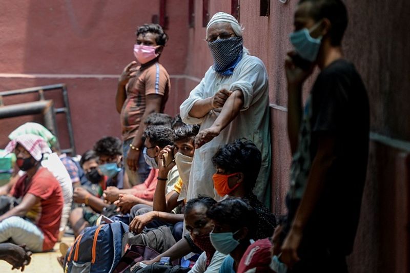 അതേസമയം, ഇപ്പോഴത്തെ നിരക്ക് തുടർന്നാൽ രോഗബാധ എപ്പോൾ നിയന്ത്രിക്കാനാകുമെന്നോ പുതിയ കേസുകളുടെ എണ്ണം എന്നു മുതൽ കുറയുമെന്നോ സർക്കാർ പറയുന്നില്ലെന്നത് കേന്ദ്ര സര്ക്കാര് കണക്കുകളിലെ പിശകിനെയാണ് ചൂണ്ടിക്കാട്ടുന്നത്.
