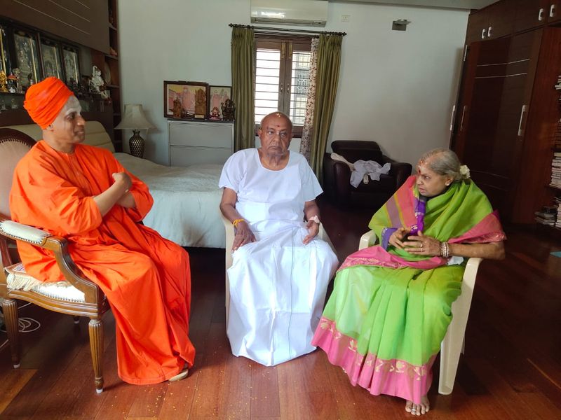 ಇಂದು(ಗುರುವಾರ) ಪದ್ಮನಾಭನಗರದಲ್ಲಿರುವ ಹೆಚ್.ಡಿ.ದೇವೇಗೌಡ ಅವರ ನಿವಾಸಕ್ಕೆ ಭೇಟಿ ಆರೋಗ್ಯ ವಿಚಾರಿಸಿ ಆಶೀರ್ವದಿಸಿದ ಸಿದ್ದಗಂಗಾ ಶ್ರೀಗಳು 