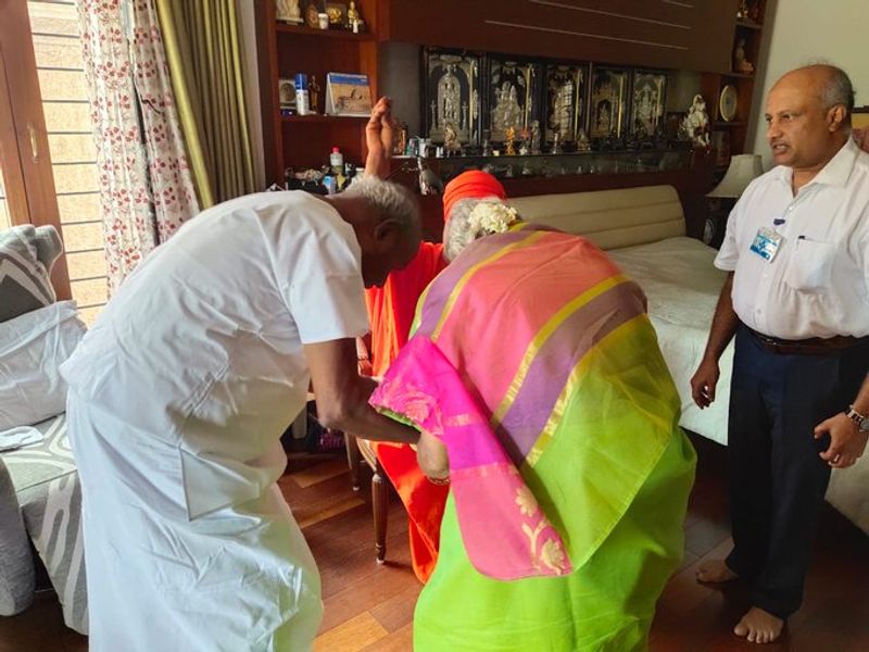 ಸಿದ್ದಗಂಗಾ ಶ್ರೀಗಳ ಆಶೀರ್ವಾದ ಪಡೆದ ದೇವೇಗೌಡ ದಂಪತಿ