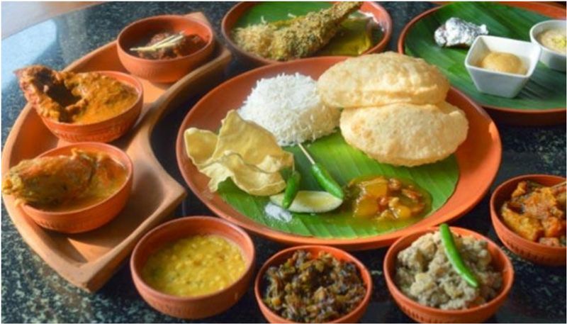 তাই ভাতের পরিমাণ কমিয়ে মাছ, মাংস , আরও অন্যান্য সব পদ পেট ভরে খান। মাছ মাংস খাওয়ার সময়ও বুঝে শুনে খান।