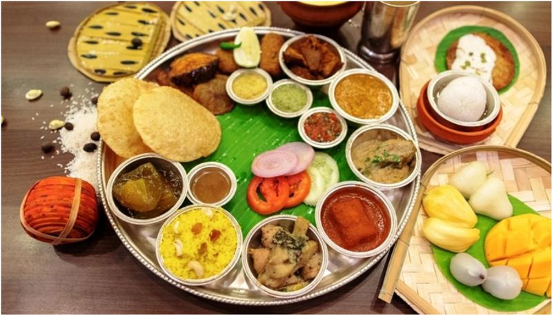 দুপুরে খেতে বসার আগে এক গ্লাস জল খেয়ে নিন। তার ১০ থেকে ১৫ মিনিট পর খাওয়া শুরু করুন। তবে দুপুরে খাওয়ার সময়ও ভাত বেশি খেলে হবে না। কারণ ভাত বেশি খেলে অন্যান্য খাবার কিন্তু ঠিকমতো খেতে পারবেন না।