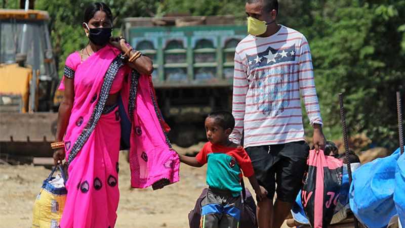 अपनी मां की साड़ी का पल्लू पकड़कर चलता बच्चा। ऐसे हजारों बच्चे हैं, जिन्हें पैदल चलना पड़ा। लेकिन उनका साहस नहीं टूटा।