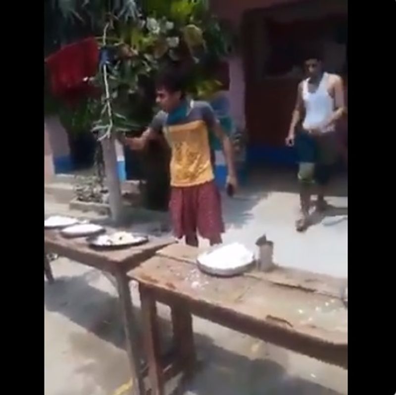 फैक्ट चेकिंग में आज हम बताएंगे कि क्वारंटाइन सेंटर में दलित महिला द्वारा बनाए गए भोजन को लात मार कर गिराने की सच्चाई क्या है। क्या वास्तव में एक समुदाय के दो युवकों ने दलित महिला के हांथ का बना भोजन खाने से इंकार किया ? या फिर भोजन गिराने वाले लोग किसी ने समुदाय से हैं।
