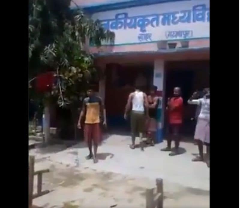 क्या है सच ?
हमने जब गूगल पर corona food kicked कीवर्ड पर सर्च किया तो हमें एक हिंदी अख़बार की 18 मई एक रिपोर्ट मिली। रिपोर्ट में कहा गया है कि एक प्रवासी मजदूर ने भोजन को लात मारी और उस महिला के साथ दुर्व्यवहार किया, जिसने इसे बिहार के मधुबनी जिले के मधवापुर ब्लॉक के एक स्कूल में स्थापित क्वारंटाइन सेंटर में तैयार किया था। हालांकि, रिपोर्ट में दलित समुदाय की महिला के बारे में बात नहीं की गई। इसमें कहा गया है कि स्टाफ के सदस्यों ने प्रवासी मजदूरों से कहा था कि वे भोजन करते समय सोशल डिस्टेंसिंग का पालन करें। इससे कुछ लोग नाराज हुए और महिलाओं के साथ दुर्व्यवहार करते हुए खाना नीचे गिरा दिया।