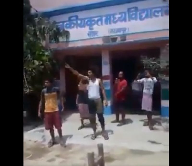 वहीं दूसरी ओर अन्य न्यूज वेबसाइट में इससे सम्बंधित खबर मिली। ये मामला उत्तर प्रदेश के कुशीनगर के भुजौली खुर्द गांव से सम्बंधित था। इसमें दलित समुदाय से आने वाली महिला प्रधान लीलावती देवी द्वारा बनाए गए भोजन को क्वारंटीन सेंटर में रह रहे सिराज नाम के व्यक्ति ने खाने से इंकार किया और लीलावती से अभद्रता की। जिसके बाद पुलिस ने सिराज के खिलाफ मुकदमा दर्ज कर उसे जेल भेजा।