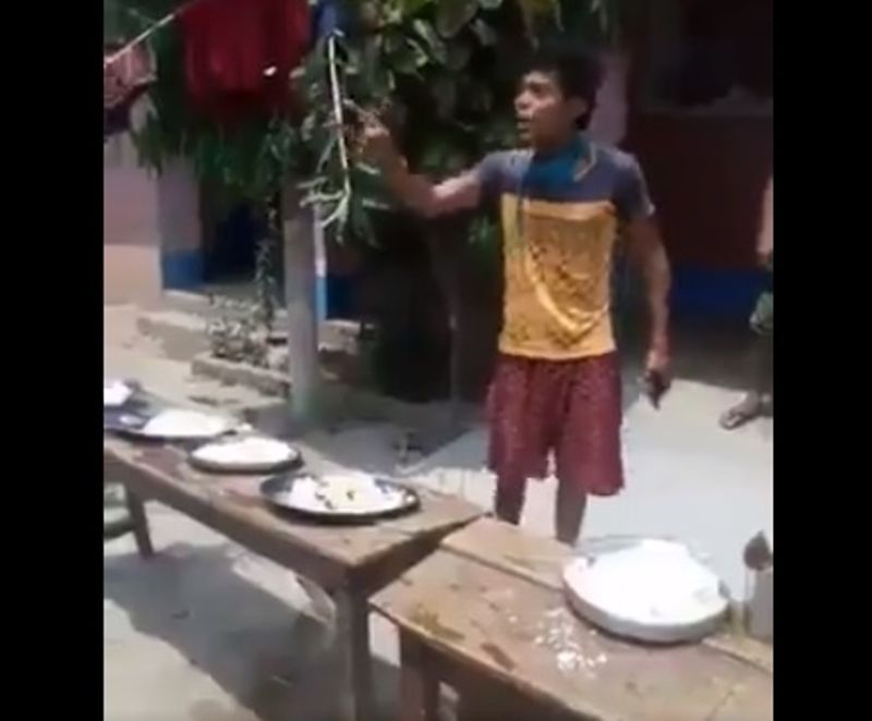 ये निकला नतीजा
कई सोशल मीडिया यूजर्स ने उत्तर प्रदेश की एक घटना के रूप में बिहार से जुड़ा एक वीडियो पोस्ट किया। जबकि ये दो अलग-अलग घटनाएं हैं। बिहार की घटना का कोई दलित एंगिल नहीं है। उत्तर प्रदेश की घटना में, एक मुस्लिम व्यक्ति ने एक दलित महिला द्वारा पकाया गया खाना खाने से इनकार कर दिया था। लेकिन वीडियो उत्तर प्रदेश का नही है।
