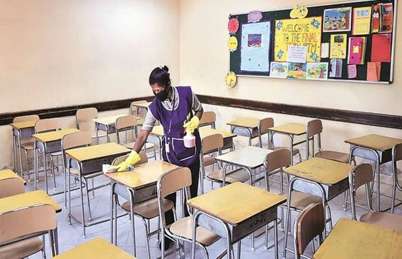 स्कूल खोलने की नहीं होगी इजाजत
कोरोना के संकट को देखते हुए स्कूल खुलना फिलहाल मुश्किल दिख रहा है। 15 जून तक स्कूलों और कॉलेजों को बंद ही रखा जा सकता है। वैसे भी राज्य सरकारें कह चुकी हैं कि स्कूल गर्मी की छुट्टियों के बाद ही खुलेंगे।
