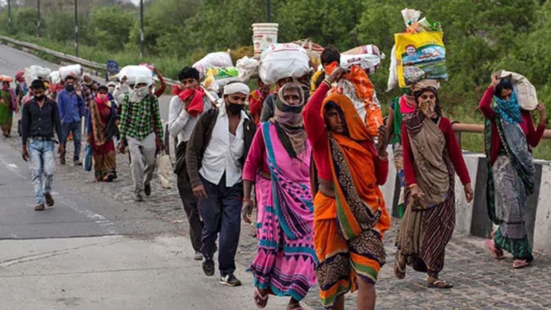 कैबिनेट सचिव ने राज्यों के साथ की मीटिंग
कैबिनेट सचिव ने राज्यों के मुख्य सचिवों के साथ आज बैठक की है, जिसमें उन्होंने लॉकडाउन को बढ़ाने पर सुझाव मांगे हैं। इससे पहले 17 मई को भी कैबिनेट सचिव राजीव गाबा ने राज्यों के शीर्ष अधिकारियों के साथ चर्चा की थी। इस दौरान राज्यों को ट्रेनों को चलाने की अनुमति देने से जुड़ी चर्चा हुई थी और कोरोना के संकट को लेकर राज्यों के किए जा रहे प्रयासों पर समीक्षा की गई थी। तब लॉकडाउन का चौथा चरण 31 मई तक बढ़ाने का फैसला लिया गया था।