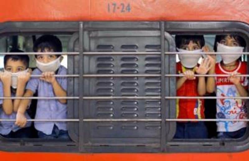 देश में कोरोना की स्थिति
देश में कोरोना के 1,58,930 मरीज हो चुके हैं। इसमें से 4540 संक्रमित मरीजों की मौत हो चुकी है। 67901 लोग ठीक हो चुके हैं। अभी भी देश में 86 हजार से ज्यादा एक्टिव मरीज हैं। महाराष्ट्र में कोरोना के सबसे ज्यादा 56 हजार केस हैं। इसके बाद तमिलनाडु मे 18 हजार, दिल्ली में 15 हजार, गुजरात में 15 हजार और राजस्थान में 7 हजार केस हैं।