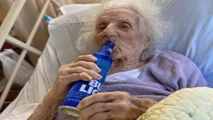 Thug Life: beat the Corona in 103 years, before getting up from the hospital bed granny drink a full beer in one breath Thug Life: beat the Corona in 103 years, before getting up from the hospital bed granny drink a full beer in one breath