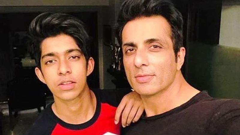 सोनू सूद ने एक इंटरव्यू में बताया था कि वो अपने घर को स्वर्ग मानते हैं। उनका घर अंदर से काफी लग्जीरियस है। 2600 वर्ग फुट में चार बेडरूम का हॉल, अपार्टमेंट है। सोनू सूद जब पहली बार मुंबई आए थे तो वो एक कमरे में 3-4 लोगों के साथ रहा करते थे, आज वो काफी लग्जीरियस घर में रहते हैं। जहां एक्टर को शांति मिलती है।
