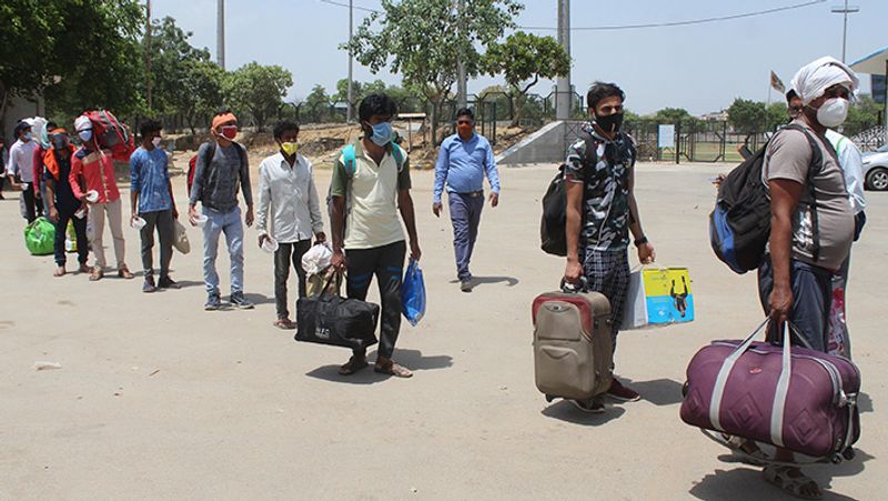 हजारों प्रवासी मजदूरों को काम-धंधा बंद होने से घर लौटना पड़ा है। यह तस्वीर गुरुग्राम से झारखंड लौटते मजदूरों की है।