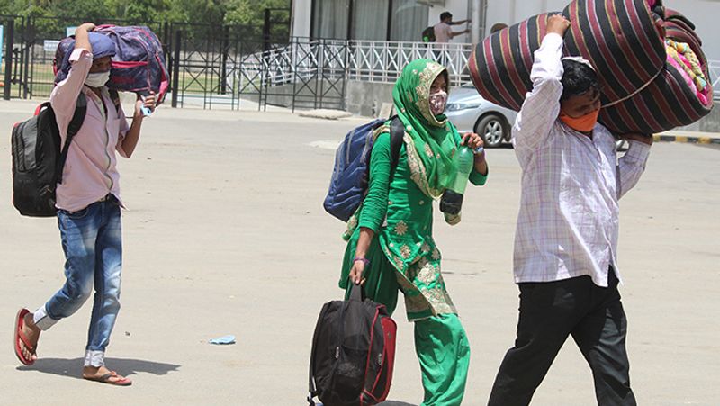 गुरुग्राम से झारखंड के लिए निकलते प्रवासी मजदूर।