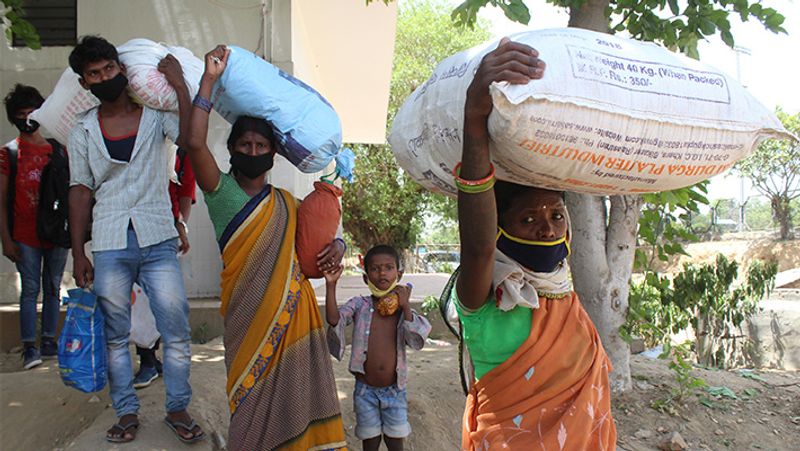 झारखंड के प्रवासी मजदूरों को इस तरह सिर पर बोझ उठाकर अपने घर जाना पड़ा। यह तस्वीर गुरुग्राम की है।