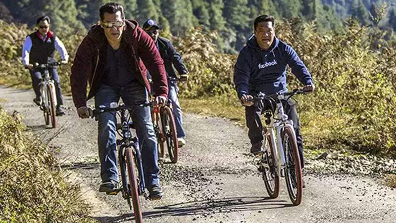 तो इस पर सलमान ने अपनी बीइंग ह्यूमन फाउंडेशन की मदद से उस गांव में 3 दिन में करीब साढ़े तीन लाख लोगों की आंखों का ऑपरेशन करवाया था।