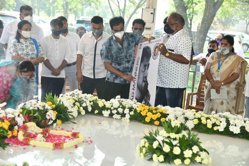  ಸಮಾಧಿಯ ಬಳಿ ಕೇಕ್ ಕಟ್ ಮಾಡಿಸಿ ಪೋಸ್ಟರ್ ಬಿಡುಗಡೆ ಮಾಡಿದ್ದಾರೆ.