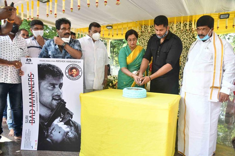  ಫಸ್ಟ್ ಲುಕ್ ಬಿಡುಗಡೆ ವೇಳೆ ಪಾಲ್ಗೊಂಡಿದ್ದ ಜನರು ಮಾಸ್ಕ್ ಧರಿಸಿದ್ದಾರೆ.