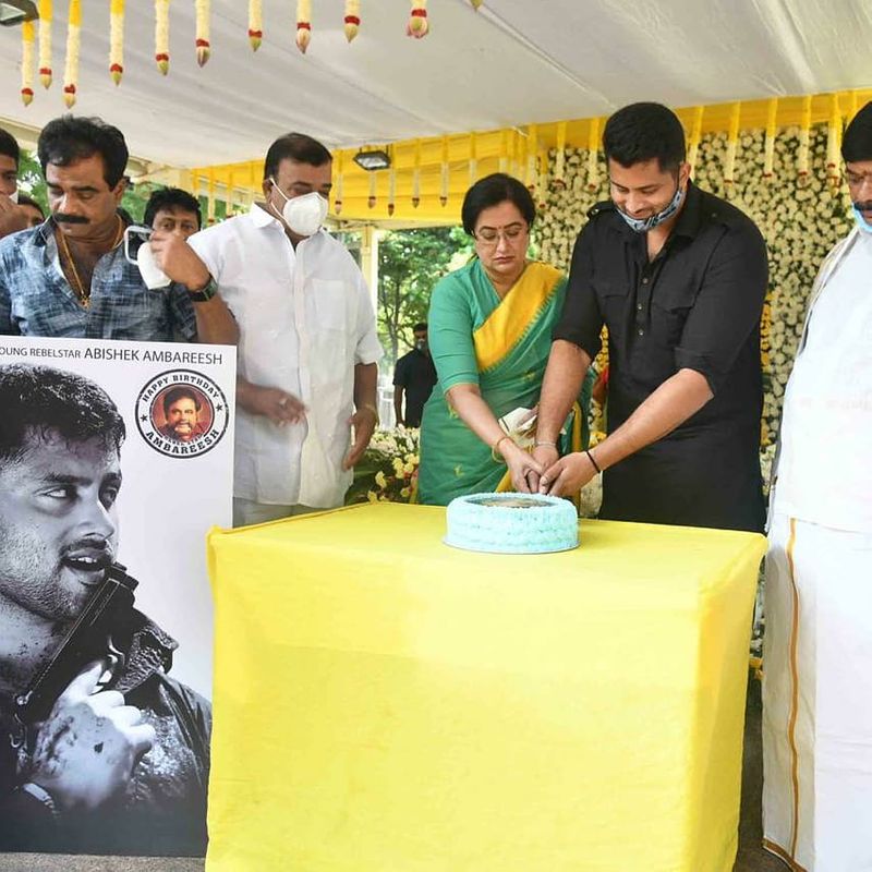 ದೊಡ್ಡಣ್ಣ, ರಾಕ್ಲೈನ್ ವೆಂಕಟೇಶ್ ಹಾಗೂ ಸುನಿಲ್ ಪುರಾಣಿಕ್ ಪಾಲ್ಗೊಂಡಿದ್ದಾರೆ.