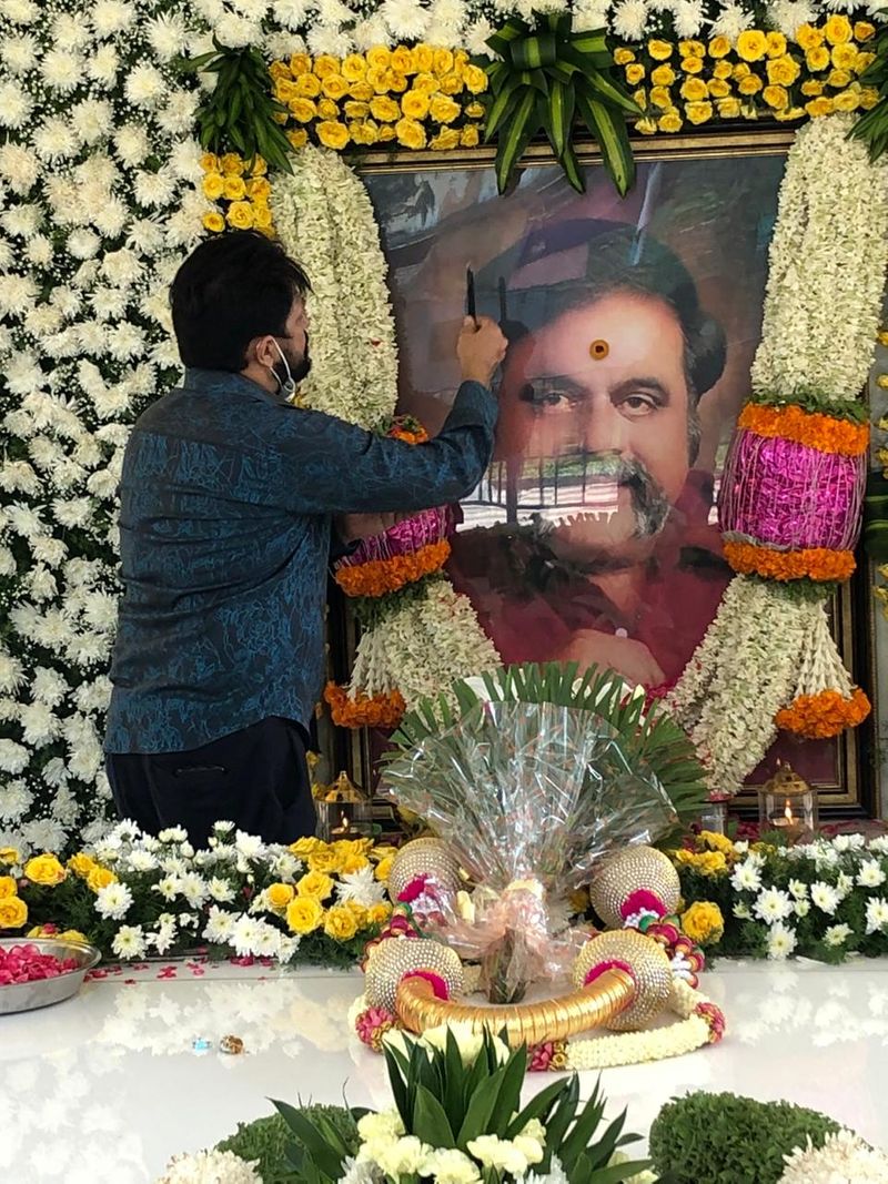 ಹಳದಿ ಹಾಗೂ ಶ್ವೇತ ವರ್ಣದ ಹೂಗಳಿಂದ ಅಲಂಕಾರಗೊಂಡಿರುವ ಸಮಾಧಿ.
