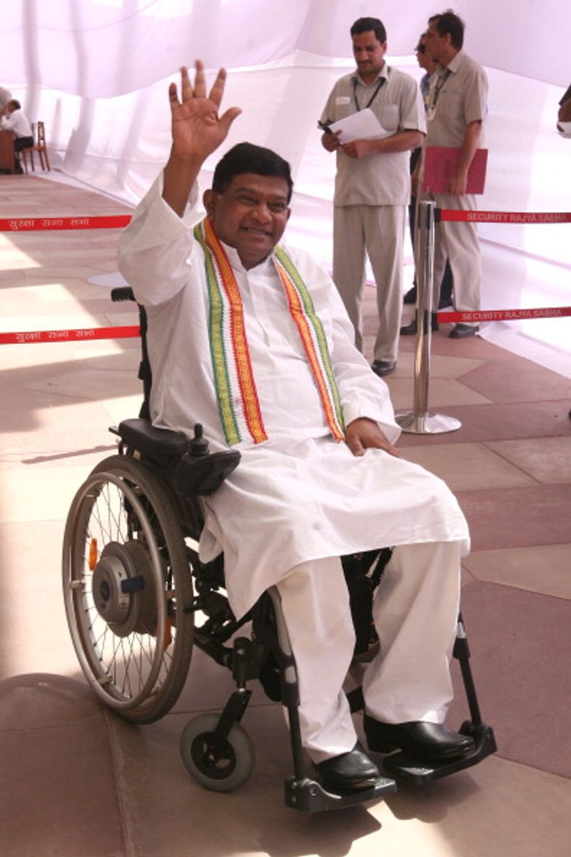 रायपुर में भी कलेक्टर का पद मिला, जो शुक्ला बंधुओं के प्रभाववाला क्षेत्र था। सीधी पोस्टिंग रही, जो अर्जुन सिंह का क्षेत्र था। वहां उनकी नजदीकियां हो गईं। ग्वालियर में भी कलेक्टर रहते हुए उनकी नजदीकियां माधवराव सिंधिया घराने से हो गई थी।