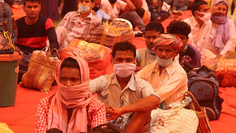 यह तस्वीर गुरुग्राम है। घर वापसी के लिए बैठे प्रवासी मजदूर। परेशानियों के बावजूद मजदूरों का हौसला नहीं टूटा।