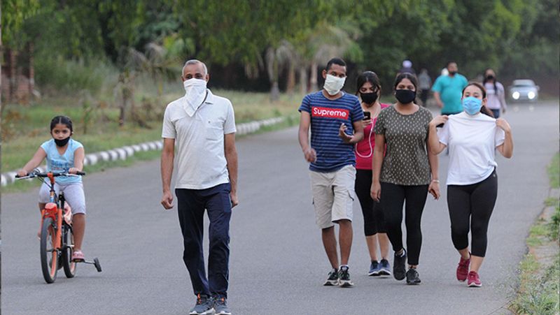 यह तस्वीर चंडीगढ़ की है। मार्निंग वॉक के दौरान अब लोग मास्क लगाए देखे जा सकते हैं। वहीं, सोशल डिस्टेंसिंग का भी पालन कर रहे।