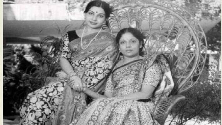 Fact Check woman with Jayalalitha in viral picture is not Nirmala Sitharaman Fact Check woman with Jayalalitha in viral picture is not Nirmala Sitharaman